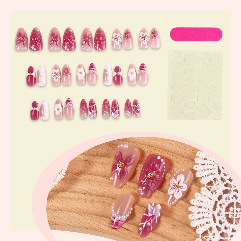 Kunstnagelset mit floralen Verzierungen und eleganten Mustern Karnz