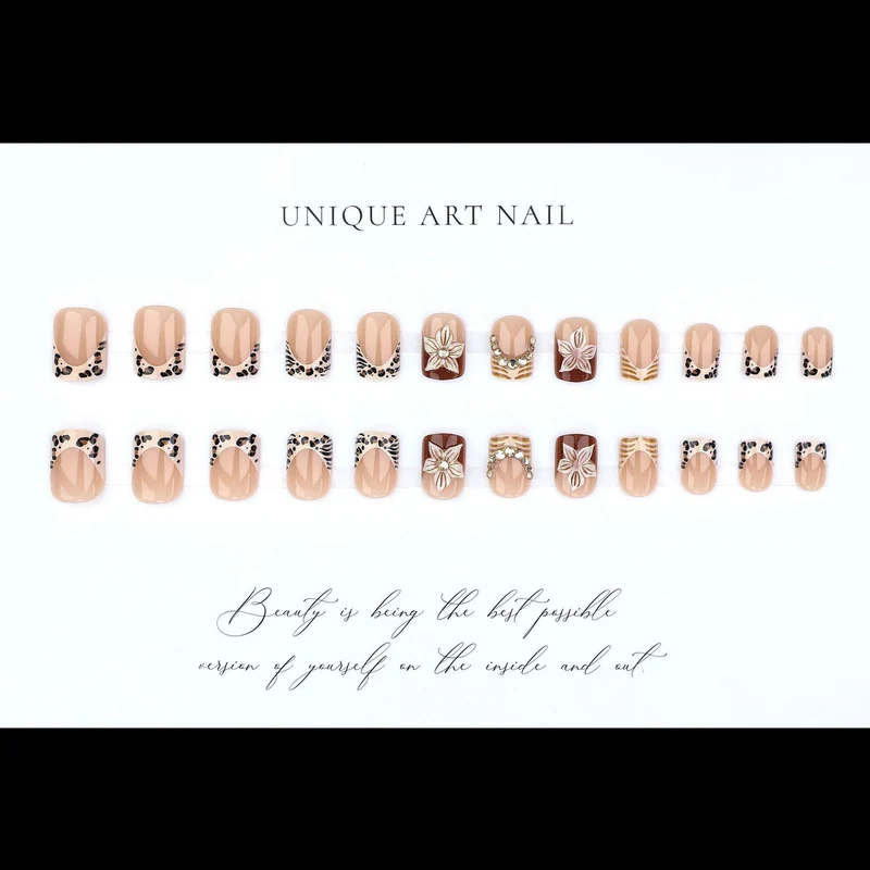 Kunstnagelset mit floralen Verzierungen und eleganten Glitzerdetails Karnz