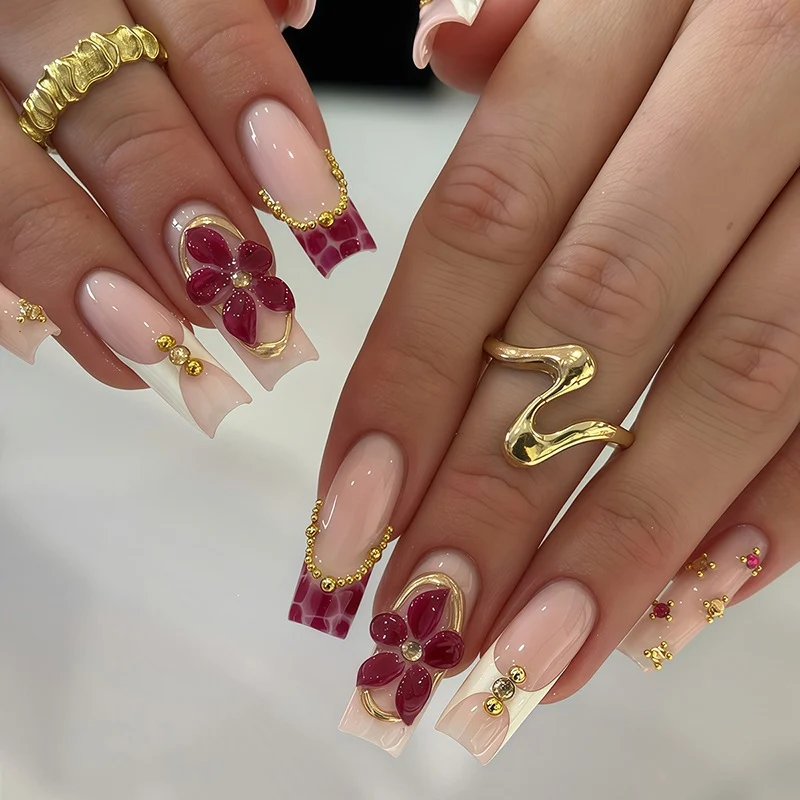 Kunstnagelset mit floralen Verzierungen und eleganten Akzenten Karnz
