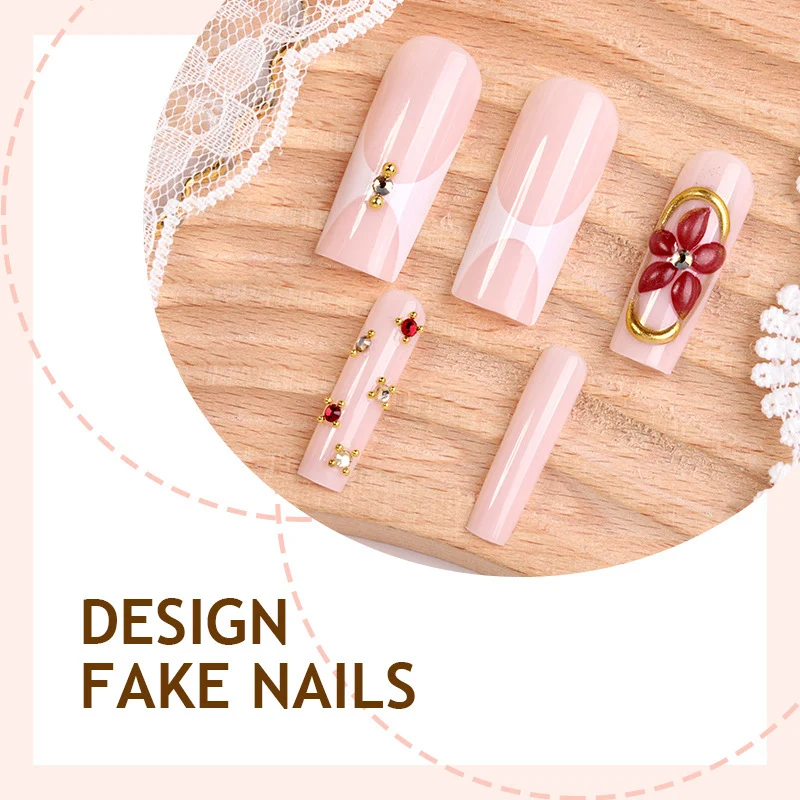 Kunstnagelset mit floralen Verzierungen und eleganten Akzenten Karnz