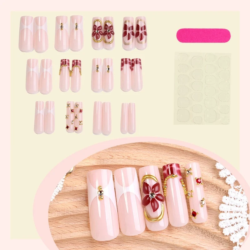 Kunstnagelset mit floralen Verzierungen und eleganten Akzenten Karnz