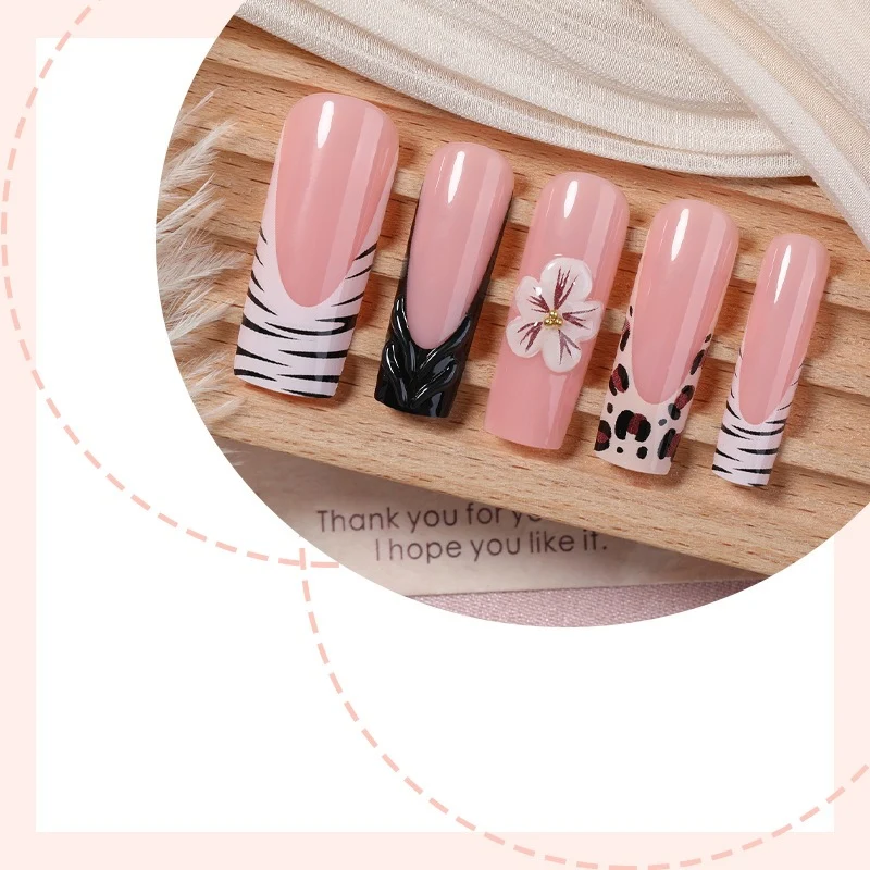 Kunstnagelset mit floralen und marmorierten Designs Karnz