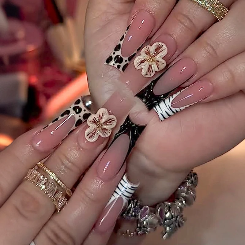 Kunstnagelset mit floralen und marmorierten Designs Karnz