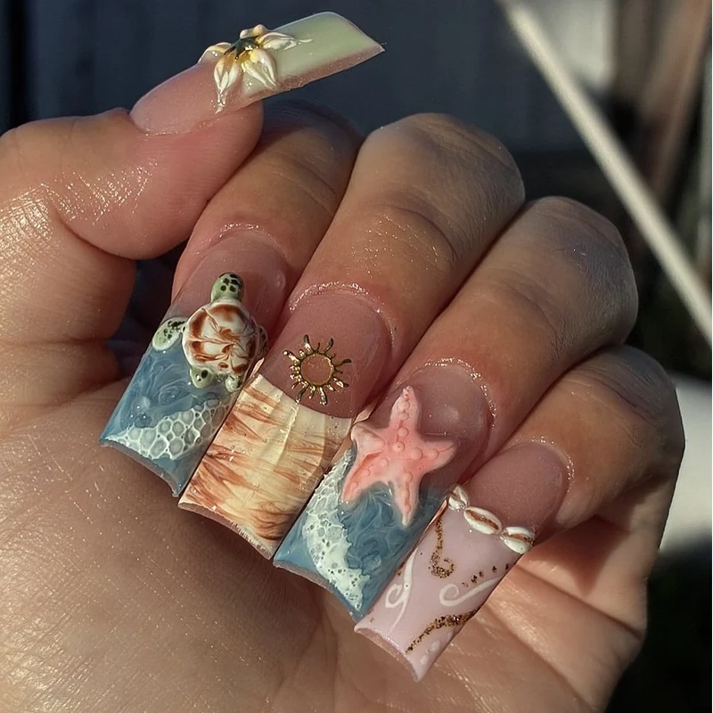 Kunstnagelset mit floralen und maritimen Mustern Karnz