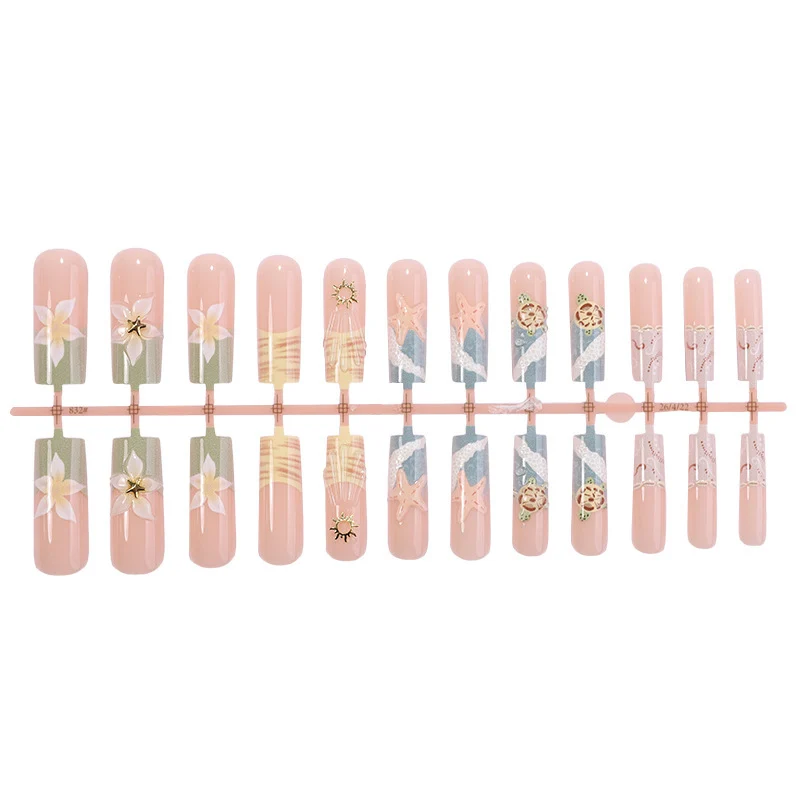 Kunstnagelset mit floralen und maritimen Mustern Karnz