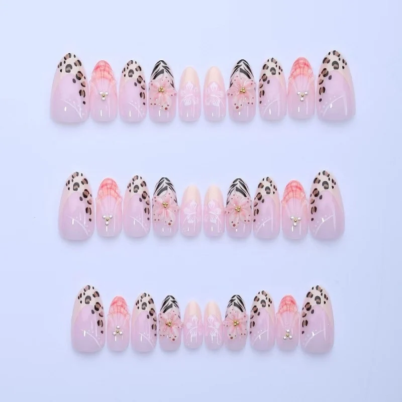 Kunstnagelset mit floralen und Leoparden-Designs Karnz