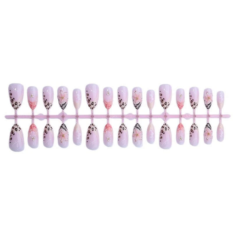 Kunstnagelset mit floralen und Leoparden-Designs Karnz