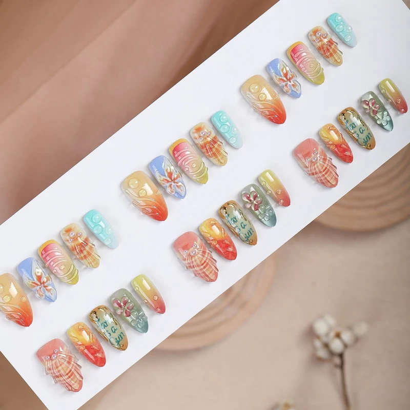 Kunstnagelset mit floralen und kreativen Designs Karnz
