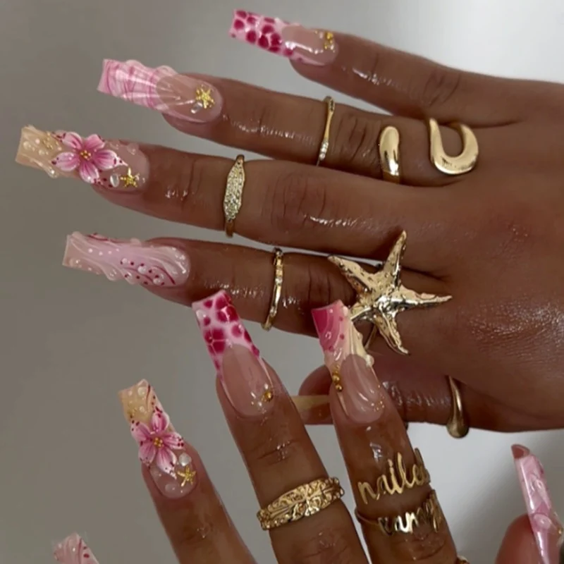 Kunstnagelset mit floralen und glitzernden Verzierungen Karnz