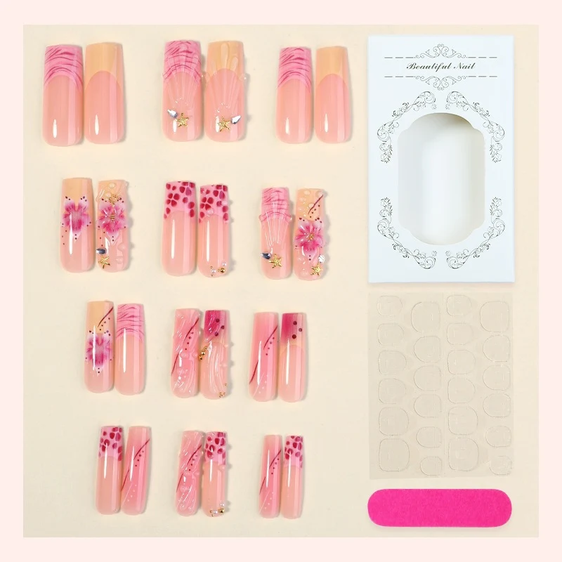 Kunstnagelset mit floralen und glitzernden Verzierungen Karnz