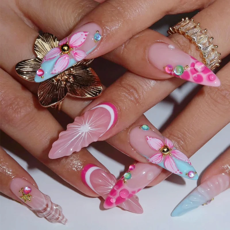 Kunstnagelset mit floralen und glitzernden Designs Karnz