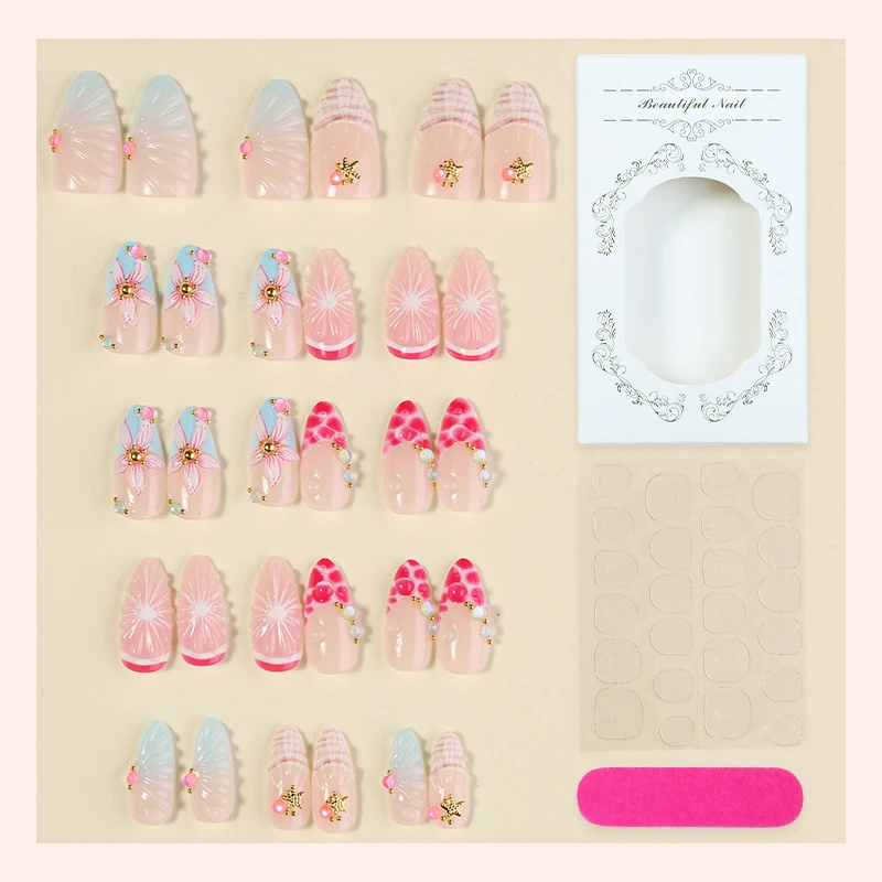 Kunstnagelset mit floralen und glitzernden Designs Karnz
