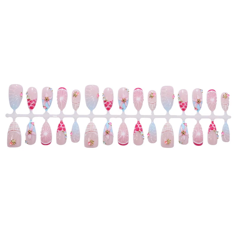 Kunstnagelset mit floralen und glitzernden Designs Karnz