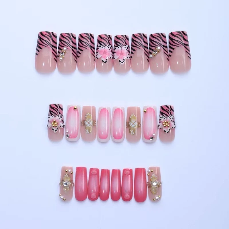 Kunstnagelset mit floralen und glamourösen Verzierungen Karnz