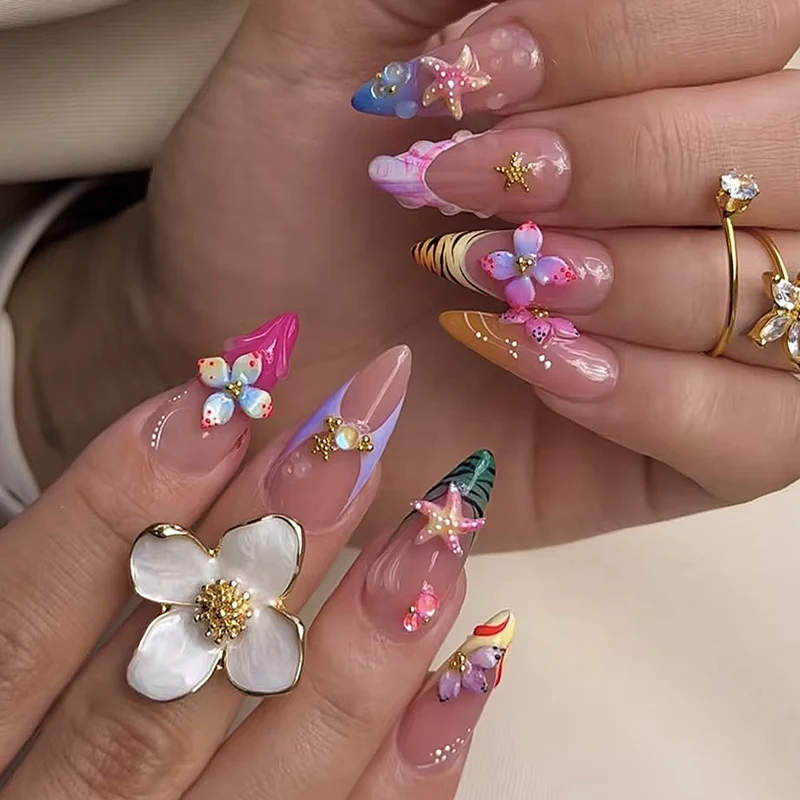 Kunstnagelset mit floralen und glamourösen Designs Karnz