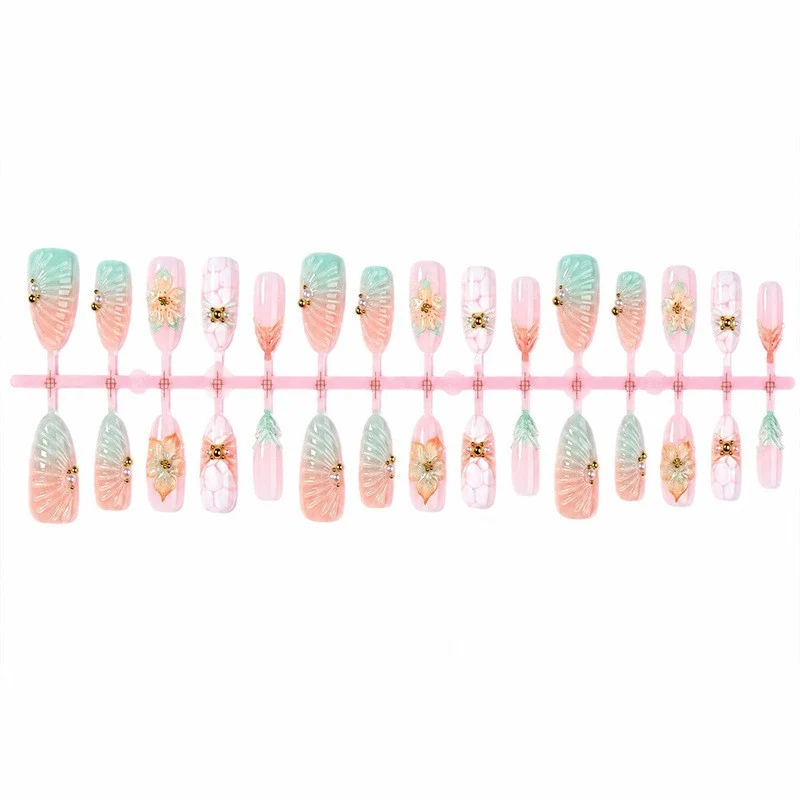 Kunstnagelset mit floralen und glamourösen Designs Karnz