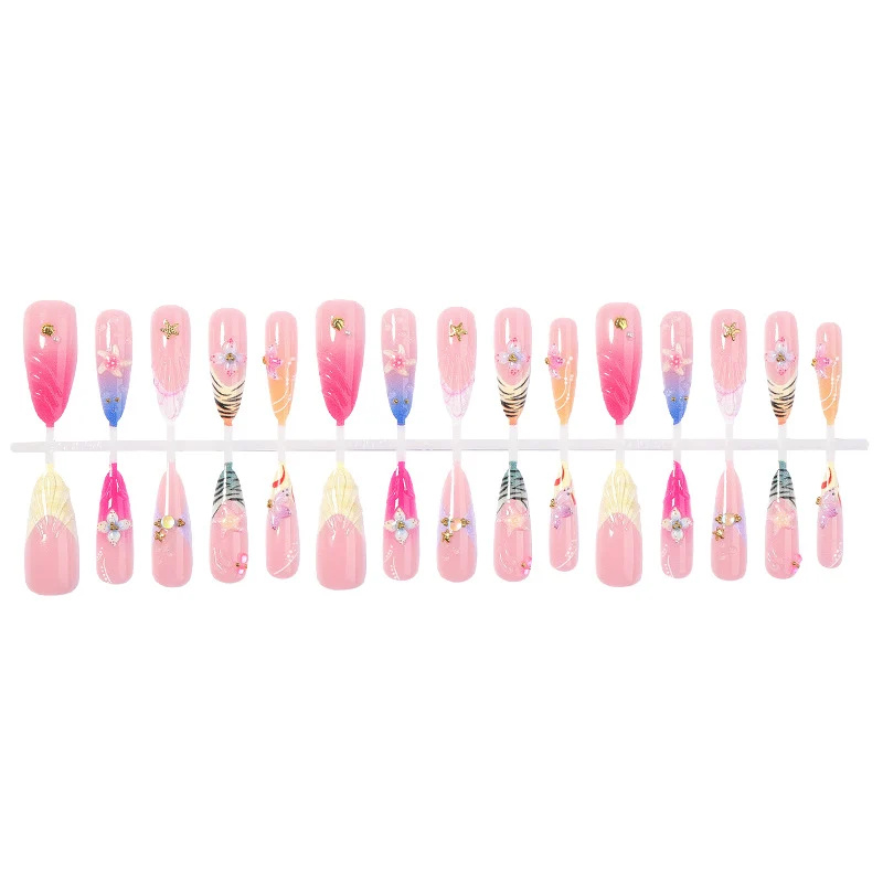 Kunstnagelset mit floralen und glamourösen Designs Karnz