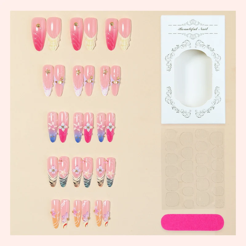 Kunstnagelset mit floralen und glamourösen Designs Karnz