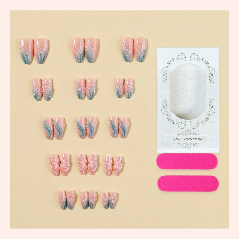 Kunstnagelset mit floralen und glamourösen Designs Karnz