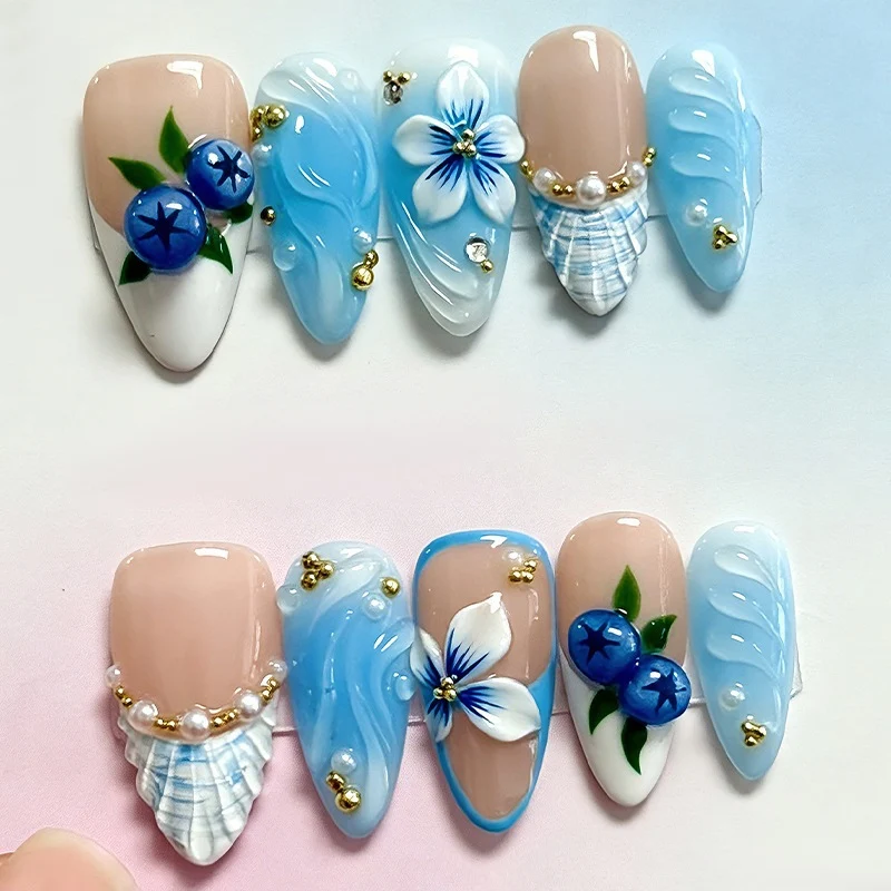 Kunstnagelset mit floralen und glamourösen Designs Karnz