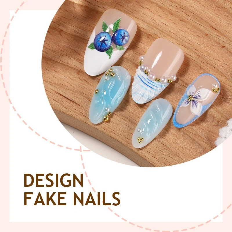 Kunstnagelset mit floralen und glamourösen Designs Karnz