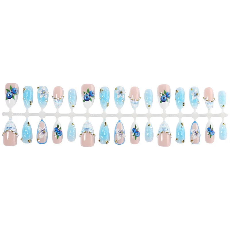 Kunstnagelset mit floralen und glamourösen Designs Karnz