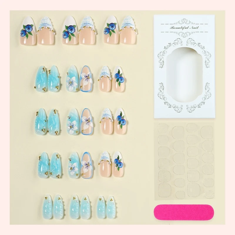 Kunstnagelset mit floralen und glamourösen Designs Karnz