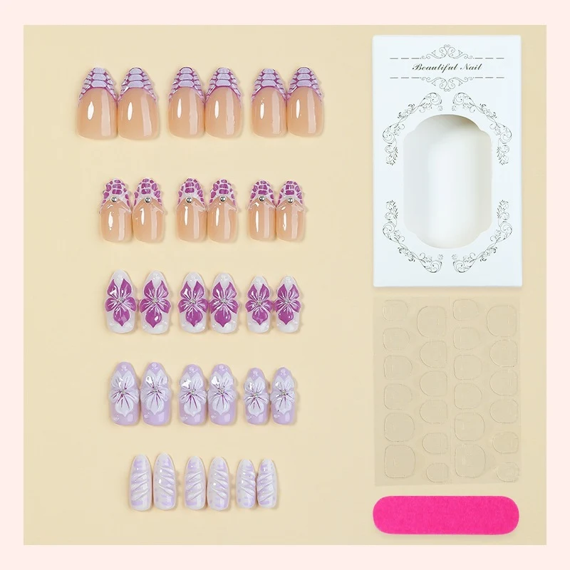 Kunstnagelset mit floralen und glamourösen Akzenten Karnz