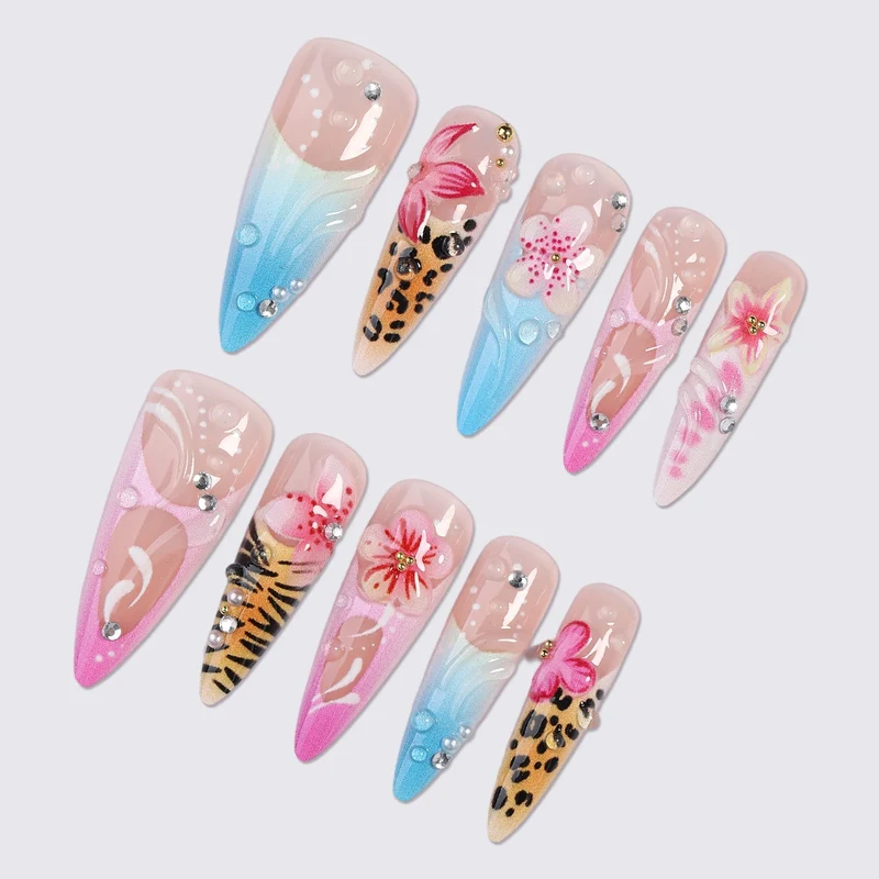 Kunstnagelset mit floralen Mustern und kreativen 3D-Details Karnz