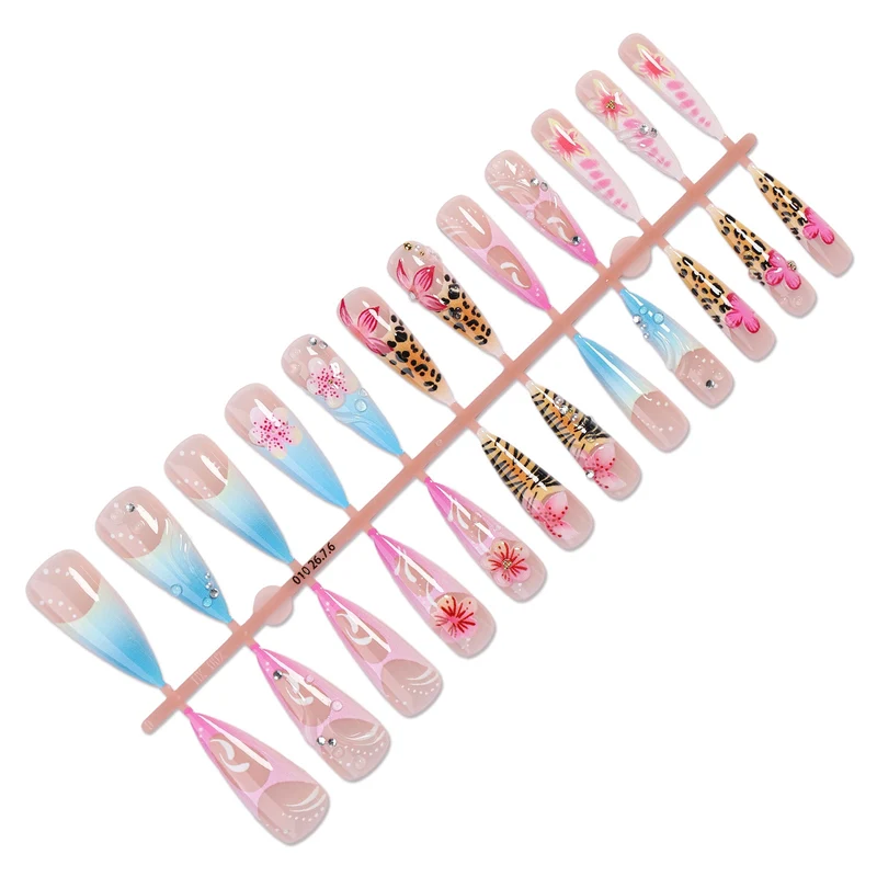 Kunstnagelset mit floralen Mustern und kreativen 3D-Details Karnz