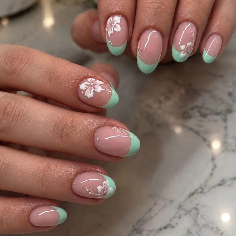 Kunstnagelset mit floralen Mustern und glitzernden Akzenten Karnz