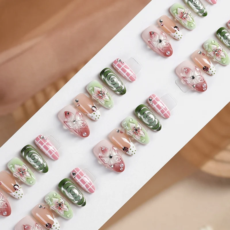 Kunstnagelset mit floralen Mustern und einzigartigen 3D-Details Karnz