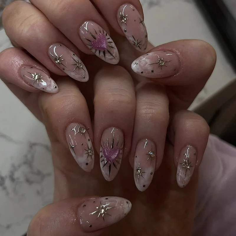 Kunstnagelset mit floralen Mustern Karnz