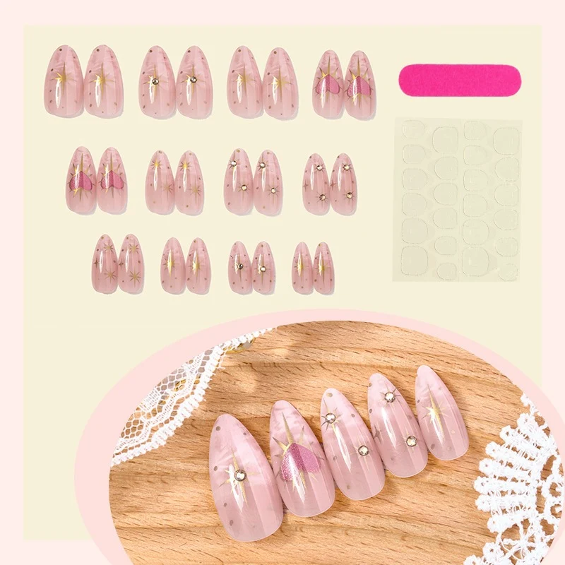 Kunstnagelset mit floralen Mustern Karnz