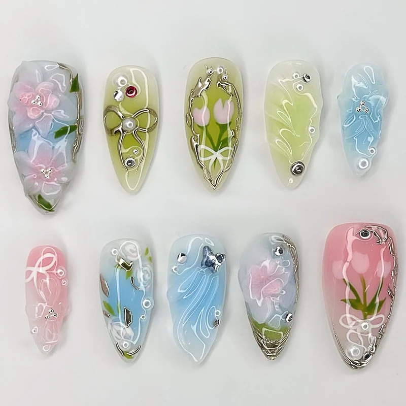 Kunstnagelset mit floralen Motiven und Glitzerakzenten Karnz