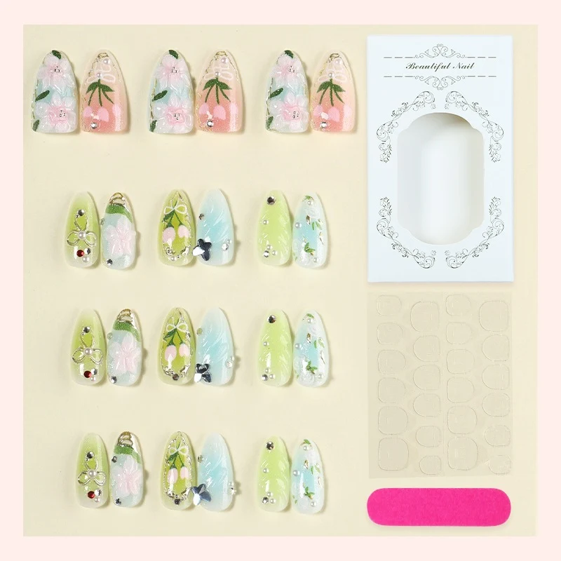 Kunstnagelset mit floralen Motiven und Glitzerakzenten Karnz