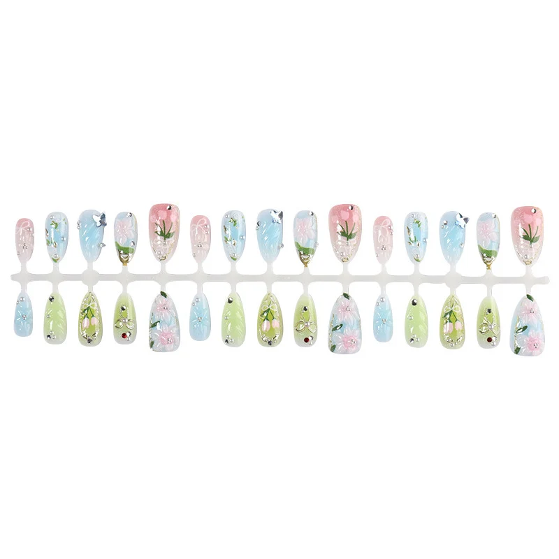 Kunstnagelset mit floralen Motiven und Glitzerakzenten Karnz