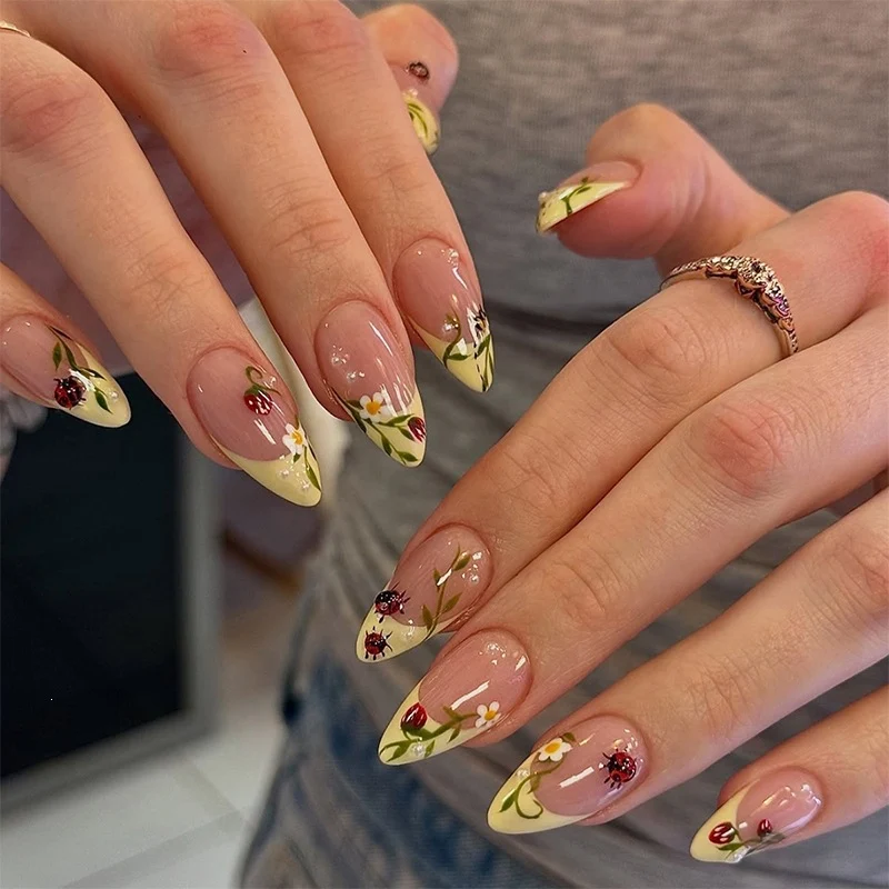 Kunstnagelset mit floralen Motiven und glänzenden Akzenten Karnz