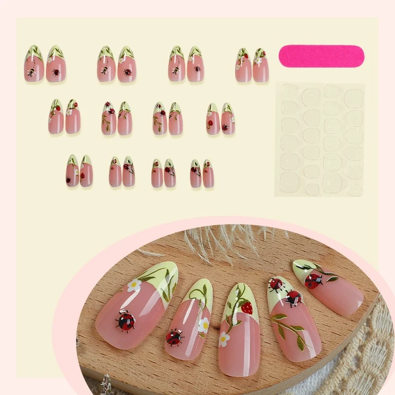 Kunstnagelset mit floralen Motiven und glänzenden Akzenten Karnz