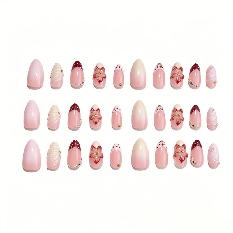 Kunstnagelset mit floralen Details und Glitzerakzenten Karnz