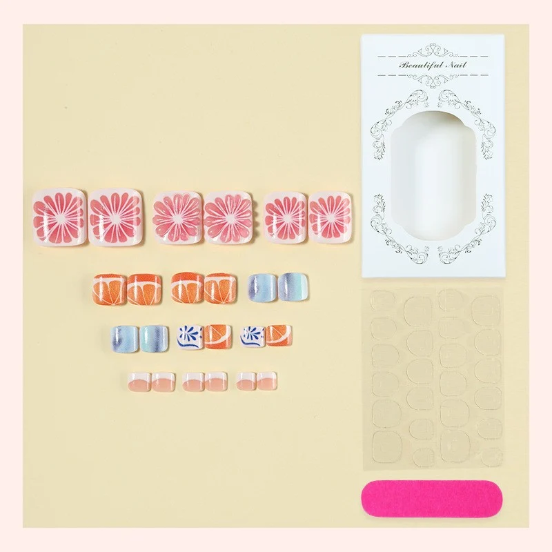 Kunstnagelset mit floralen Designs und Glitzer-Akzenten Karnz