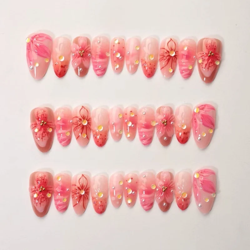 Kunstnagelset mit floralen Designs und funkelnden Akzenten Karnz