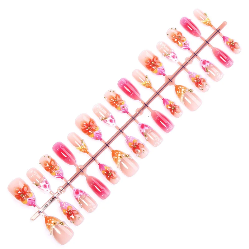 Kunstnagelset mit floralen Designs und eleganten Verzierungen Karnz