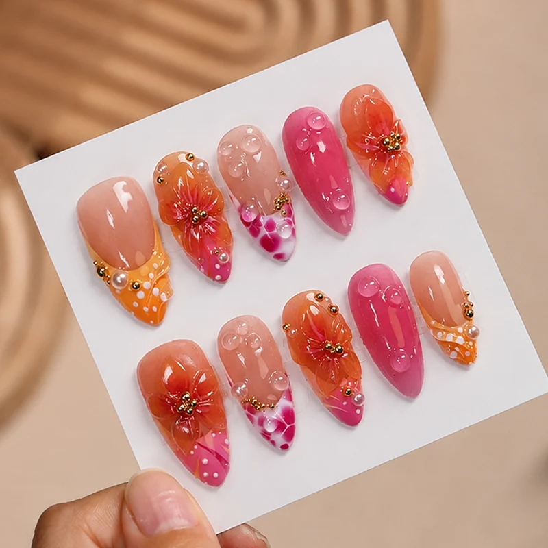 Kunstnagelset mit floralen Designs und eleganten Verzierungen Karnz