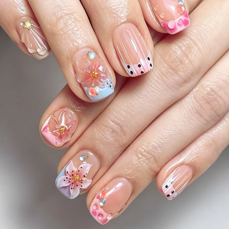 Kunstnagelset mit floralen Designs und eleganten Glitzerelementen Karnz