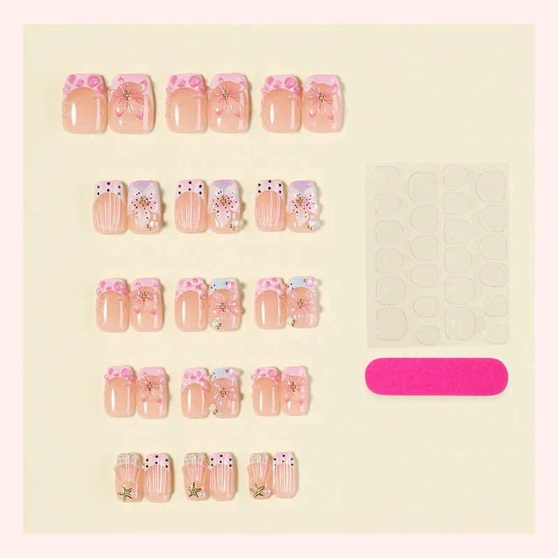 Kunstnagelset mit floralen Designs und eleganten Glitzerelementen Karnz
