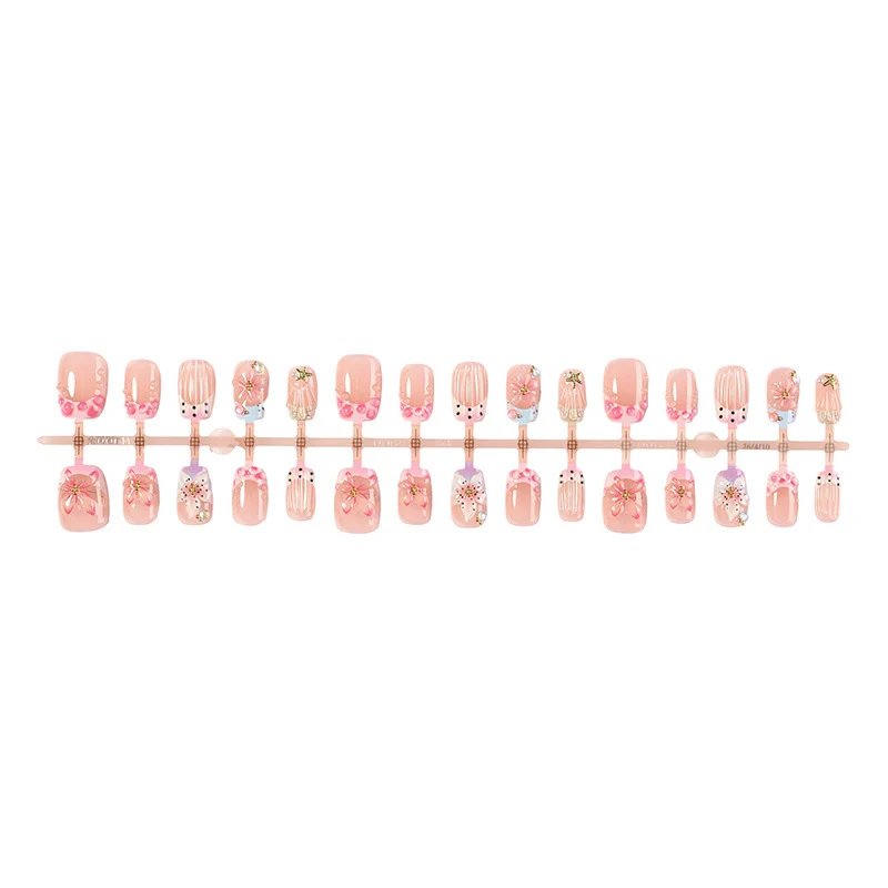 Kunstnagelset mit floralen Designs und eleganten Glitzerelementen Karnz