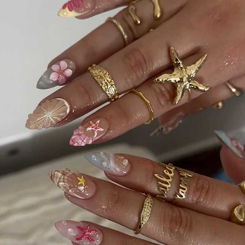 Kunstnagelset mit floralen Designs und eleganten Akzenten Karnz