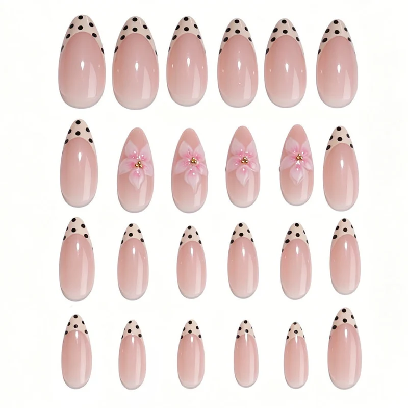 Kunstnagelset mit floralen Akzenten und Punkten Karnz