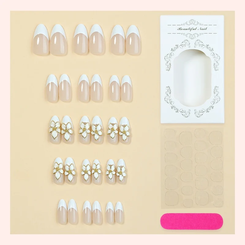 Kunstnagelset mit floralen Akzenten und luxuriösem Glitzer Karnz